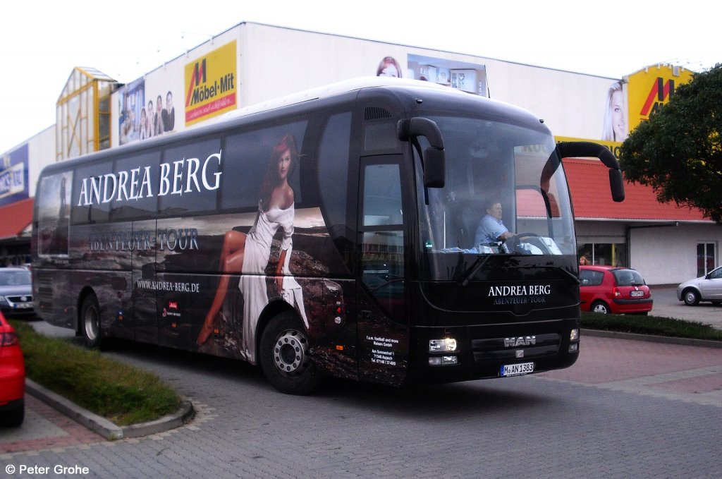 MAN Werbebus Andrea Berg, Promotion fr Abenteuer Tour, fotografiert in Bernburg am 10.10.2011