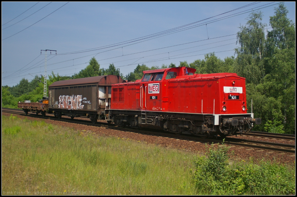 MEG 101 / 204 358 mit dem Materialzug fr die S-Bahn Berlin am 20.06.2013 in der Berliner Wuhlheide (NVR-Nummer 92 80 1204 358-6 D-MEG, Typ V100.1, Baujahr 1971, ex DR 204 358)