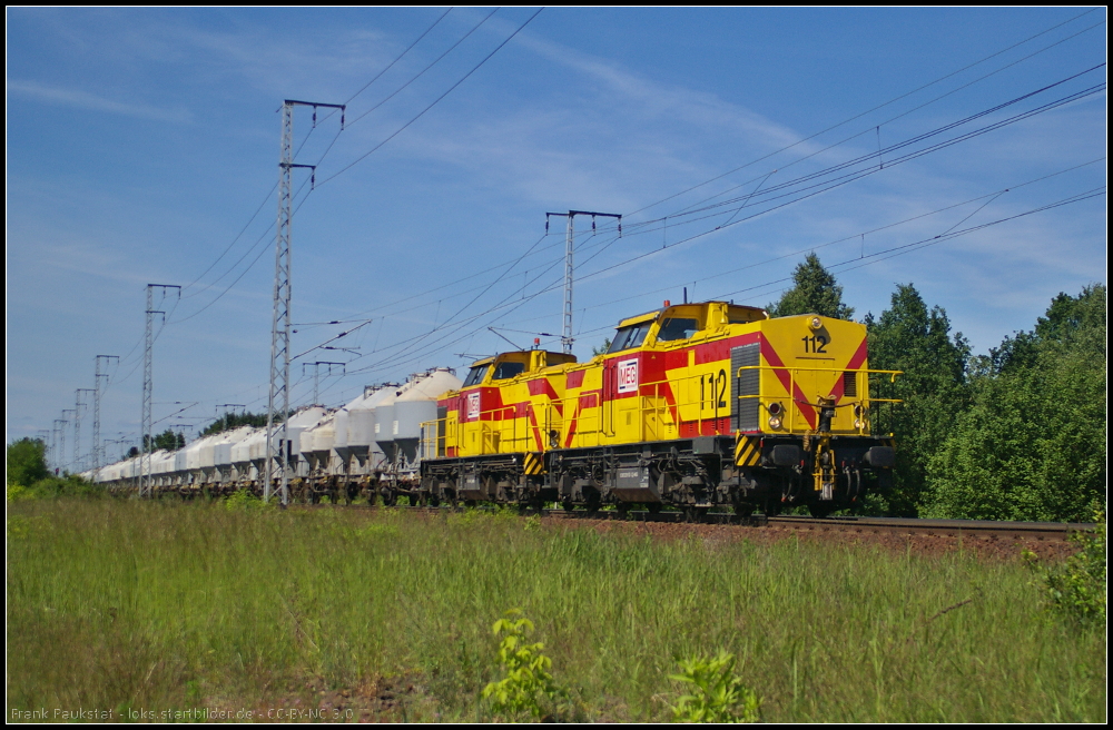 MEG 112 und MEG 113 mit einem Zementzug am 05.06.2013 in der Berliner Wuhlheide (NVR-Nummer 98 80 3298 052-2 D-MEG, ex DR 298 052)