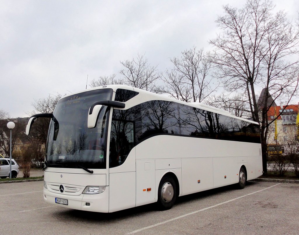 MERCEDES BENZ TOURISMO aus Ungarn im Mrz 2013 in Krems gesehen.