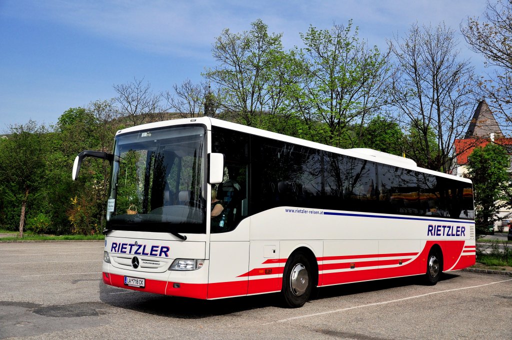 MERCEDES BENZ TOURISMO von RIETZLER Reisen aus sterreich am 27.4.2013 in Krems unterwegs.