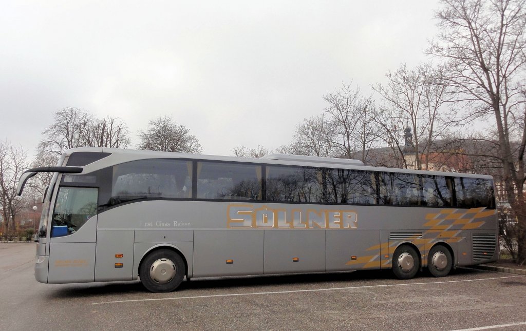 MERCEDES BENZ TOURISMO von SLLNER Reisen aus Deutschland am 29.12.2012 in Krems an der Donau.