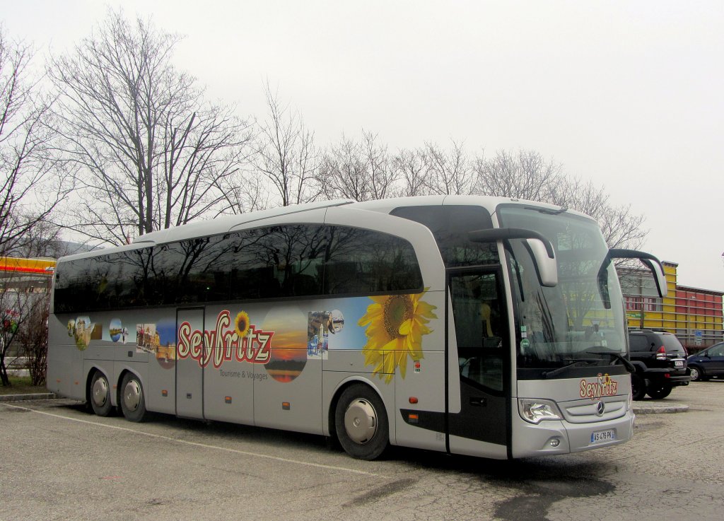 MERCEDES BENZ TRAVEGO von SEYFRITZ Reisen aus Deutschland am 30.3.2013 in Krems gesehen.