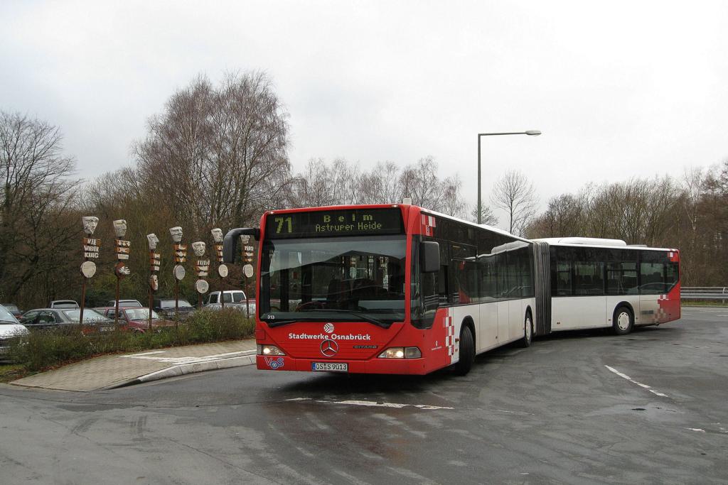 Mercedes Citaro Gelenkbus der Stadtwerke Osnabrck an der mit Rmermasken verzierten Haltestelle am Bahnhof Osnabrck Sutthausen.
Aufnahme am 4.12.2009.