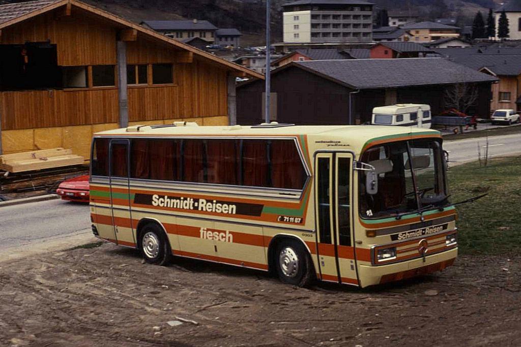 Mercedes der Fa. Schmidt Reisen Fiesch.
Aufgenommen am 26.3.1990 in Fiesch (Schweiz)