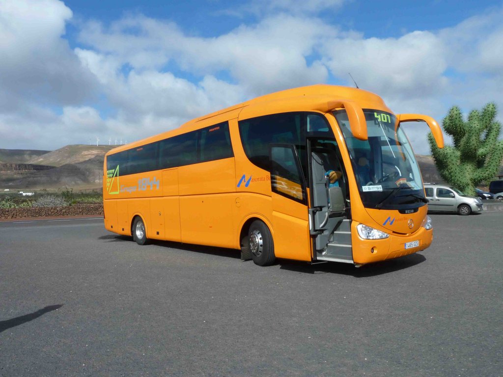 Mercedes Irizar steht auf einem Parkplatz auf Lanzarote, Januar 2013