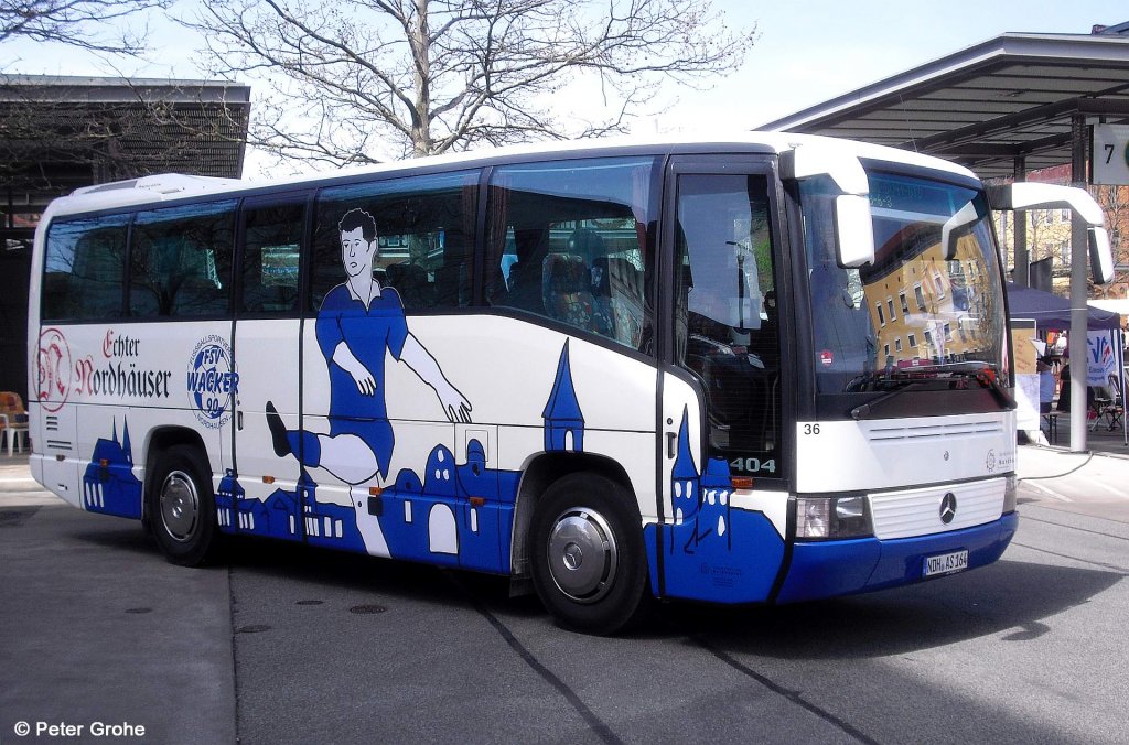 Mercedes O 404 Mannschaftsbus vom Nordhuser Fuball-Verein, fotografiert auf dem Bahnhofsvorplatz in Nordhausen am 28.04.2012