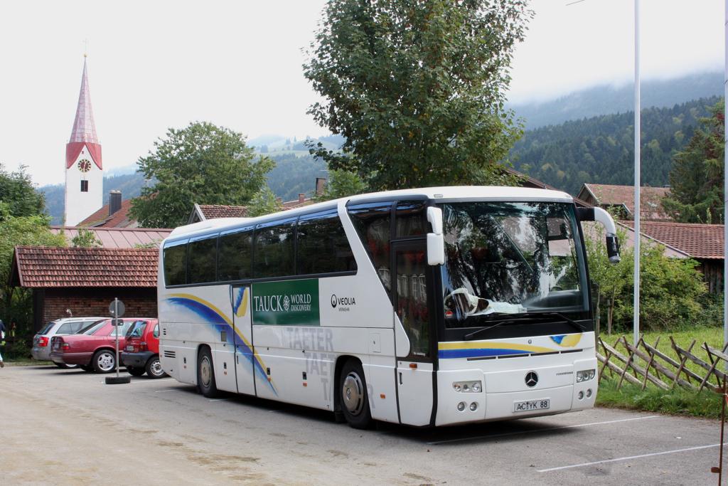 Mercedes Reisebus der VEOLIA. (Sitz: Berlin).
Aufgenommen in Thalkirchdorf 19.9.2009