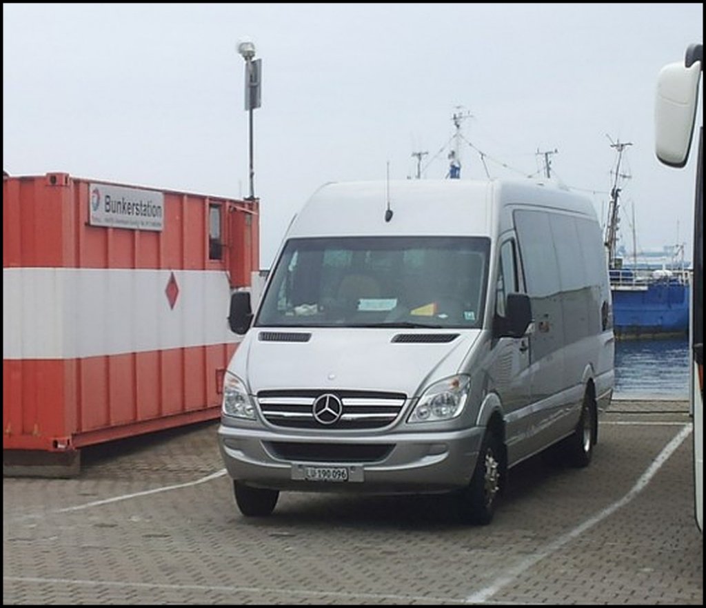 Mercedes Sprinter aus der Schweiz im Stadthafen Sassnitz.