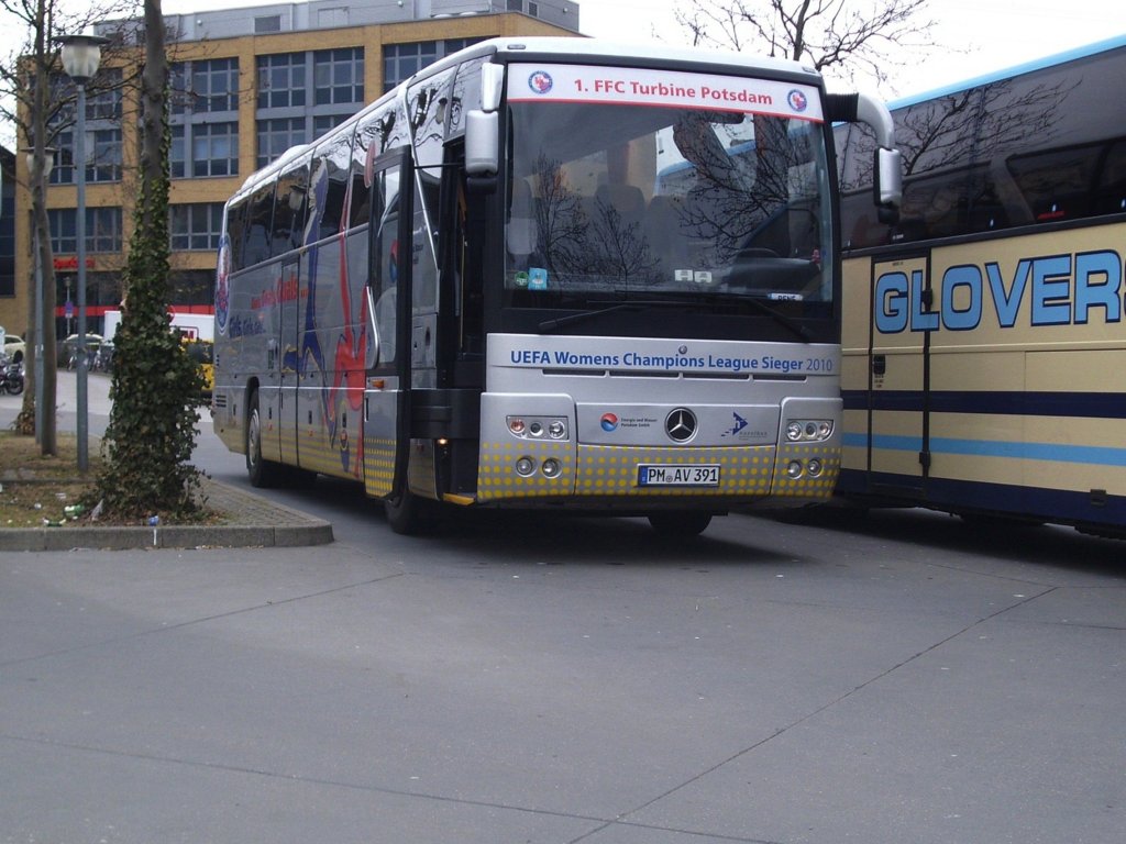 Mercedes Tourismo von Havelbus fr den 1.FFC Turbine Potsdam in Potsdam.