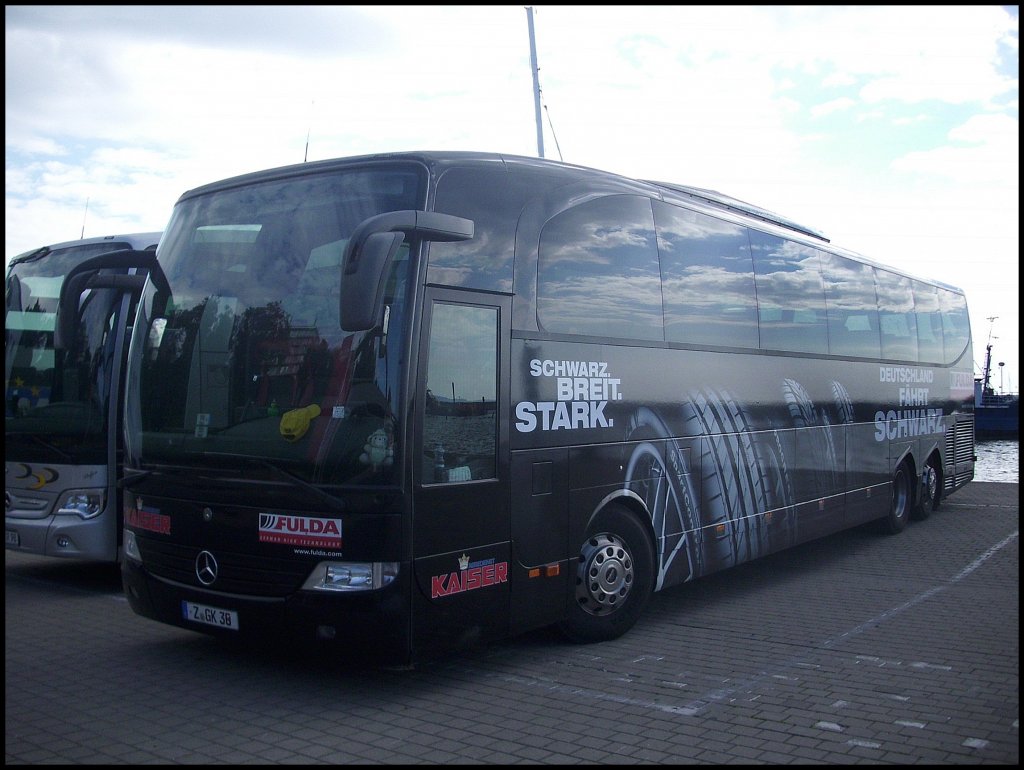 Mercedes Travego von Kaiser aus Deutschland im Stadthafen Sassnitz.