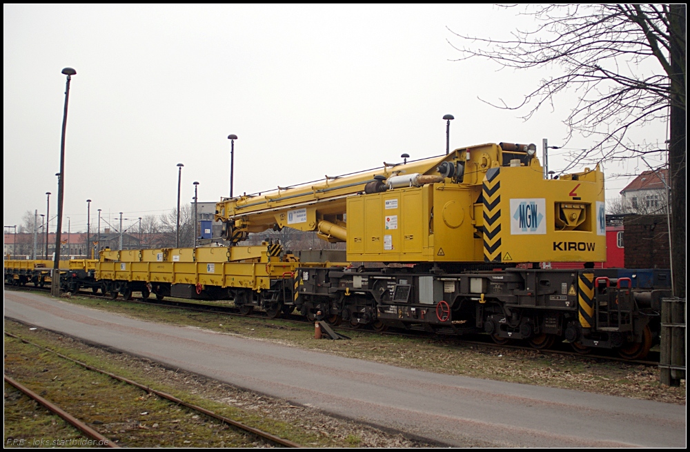 MGW Gleisbauschienenkran KRC 810 T ist ein Kran für 125t Last. Gebaut wurde der Schienenkran von Kirow Ardelt GmbH, Leipzig (VDM-Nummer 97 82 53 506 19-7, gesehen Berlin Nöldnerplatz 17.02.2011)