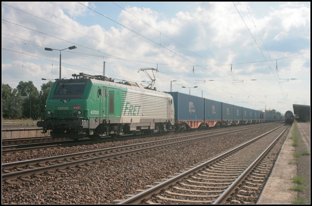 Mit der  Blauen Wand  kommt ITL 437026 / BB 37026 nach Berlin (gesehen Berlin Schnefeld Flughafen 10.07.2011)