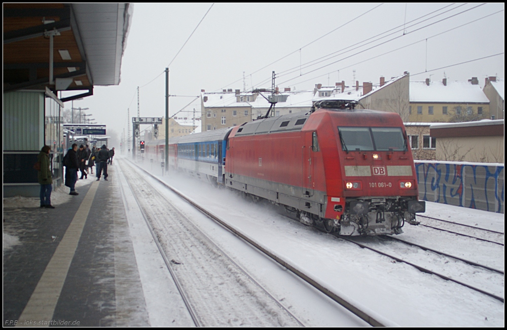 Mit tschechischen Kurswagen geht es mit dem EC 177 nach Wien Praterstern. 101 061-0 zieht am 30.12.2010 die Garnitur zum nächsten Halt nach Berlin Hauptbahnhof.