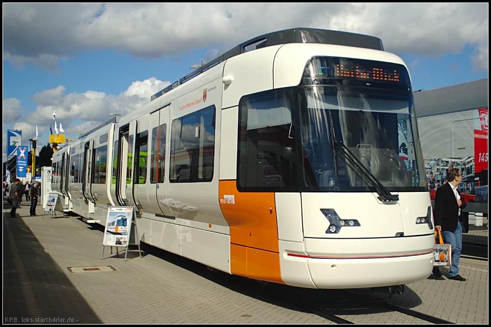 moBiel 5013 vom Typ GTZ 8-B der Hersteller Vossloh Kiepe/HeiterBlick für die Stadtwerke Bielefeld auf der InnoTrans 2012 in Berlin