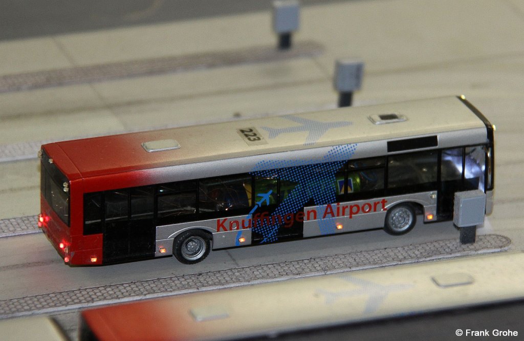 Modellbus   Knuffingen Airport  , fotografiert im Miniatur-Wunderland Hamburg am 01.08.2011