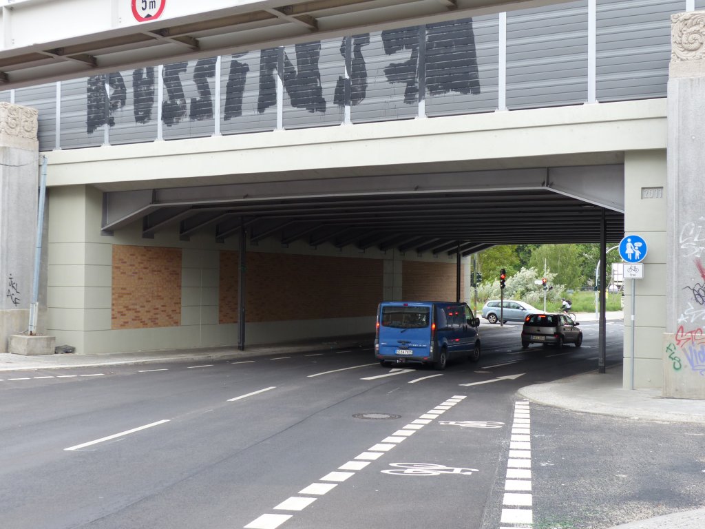 Nach Angaben der Berliner Polizei ist  eine [...] Hauptunfallursache [...] das falsche Verhalten beim Einfahren in den Flie�verkehr. Meist werden nach einer verbotswidrigen Benutzung des Gehweges Fahrbahnen gekreuzt. Dem Flie�verkehr ist hier der Vorrang einzur�umen.  (Quelle: Sonderuntersuchung Radfahrerverkehrsunf�lle 2012, Berliner Polizei)

In der Realit�t hingegen sind es oft Radwege, die zu solchen Unf�llen f�hren. Kommt man aus der Stralauer Allee zur neuen Eisenbahnunterf�hrung nach Alt-Stralau, so laufen Geradeausspur und Fahrradspur in spitzem Winkel aufeinander zu. Missverst�ndnisse sind geradezu vorprogrammiert.

3.6.2013