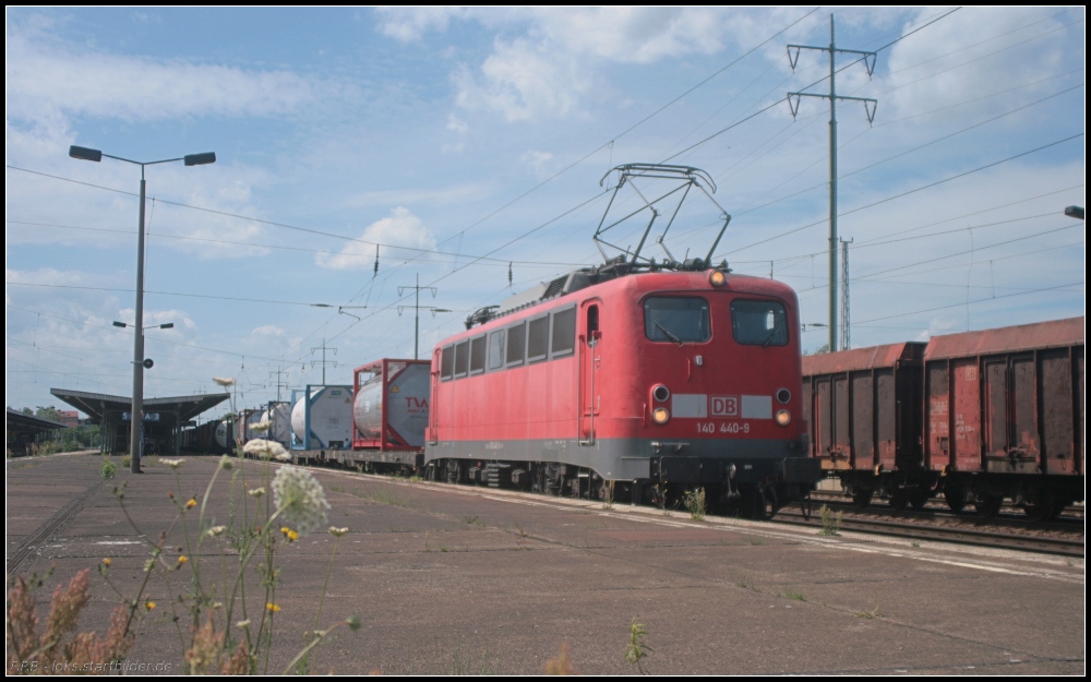 Nach dem Tf-Wechsel im Bahnhof Berlin Schönefeld-Flughafen geht es am 09.07.2011 für DB Schenker 140 440-9 wieder weiter Richtung Genshagener Heide
<br><br>
- Update: ++ 30.10.2014 bei Fa. Scholz, Espenhain