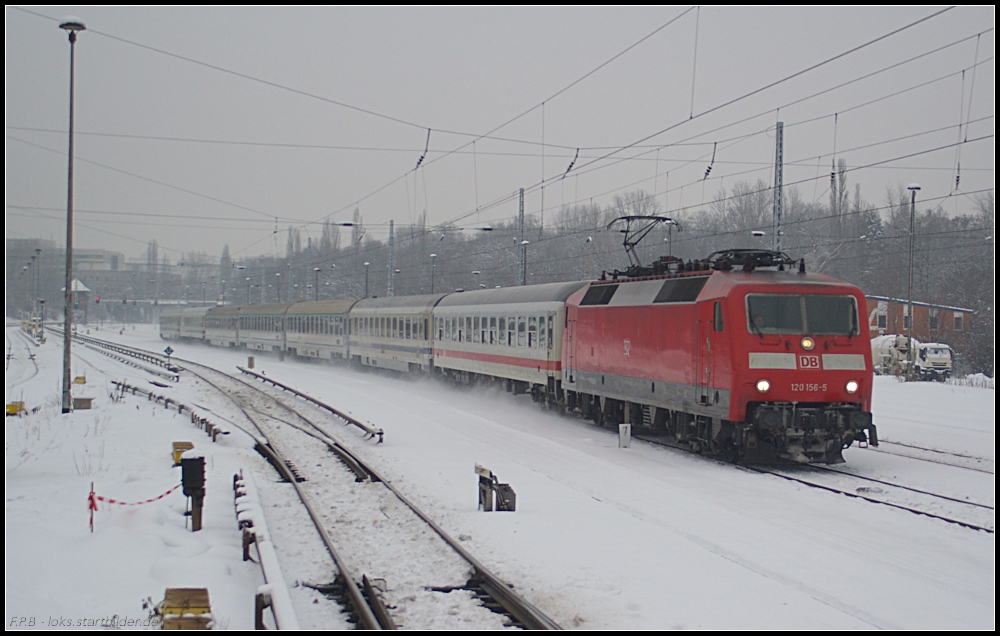 Nach Gesundbrunnen zog DB Fernverkehr 120 156 den Berlin-Warschau-Express, der diesmal nicht vom  Husarz  bespannt und einem reichlich bunten Wagenpark am 29.12.2010 am S-Bahnhof Berlin Greifswalder Strae vorbei kam.
<br><br>
Update: ++ 10.04.2018 bei Fa. Bender, Opladen