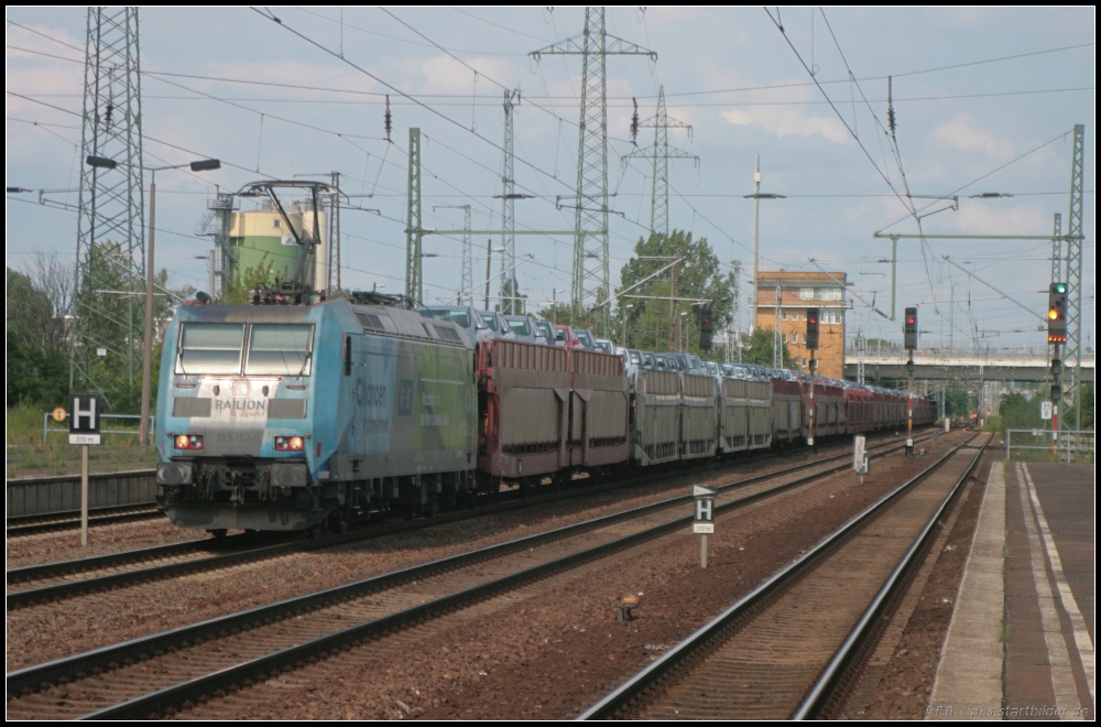 Nach langer Zeit konnte wieder DB Schenker 185 152-6  k+s Chancen erfahren  gesichtet werden, hier mit einem Autotransport (gesehen Berlin Schnefeld Flughafen 10.07.2011)