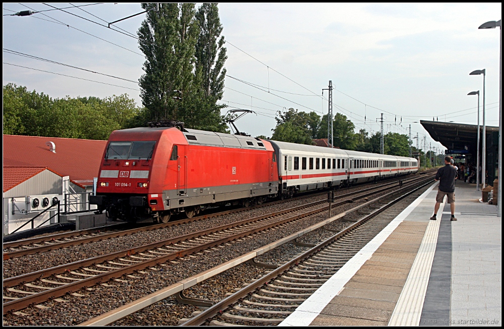 Nach Stralsund ist DB Fernverkehr 101 094-1 mit dem IC 2157 unterwegs (gesehen Berlin Karow 04.08.2010)