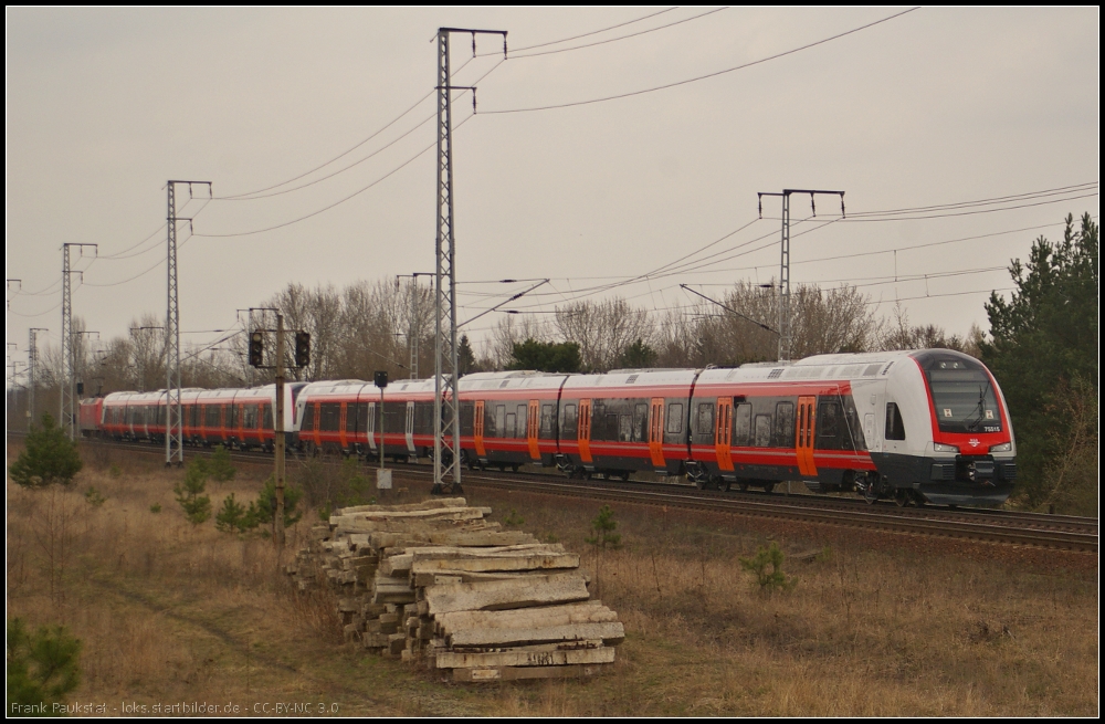 Nachschuss auf die berfhrung von NSB 75114 und NSB 75115 (Stadler FLIRT, NSB Type 75) am 17.04.2013 in der Berliner Wuhlheide. Gezogen wurden die beiden Triebzge von DB 145 003.