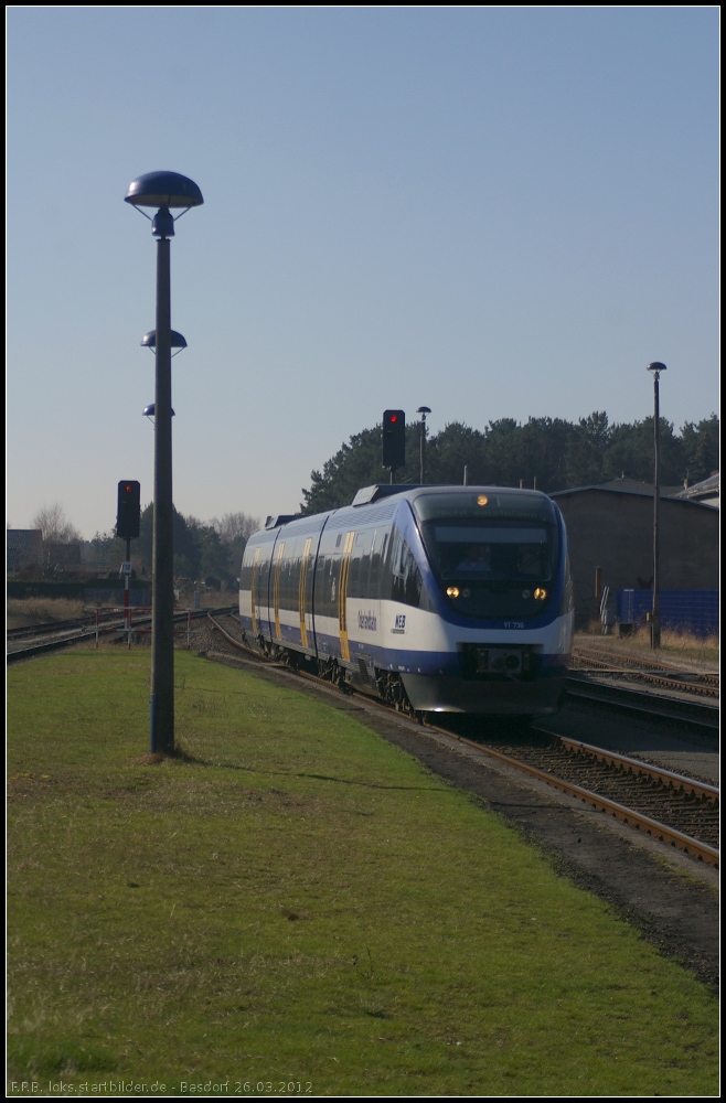 NEB VT 736 / 643 412 bei der Einfahrt in den Bahnhof Basdorf (26.03.2012)