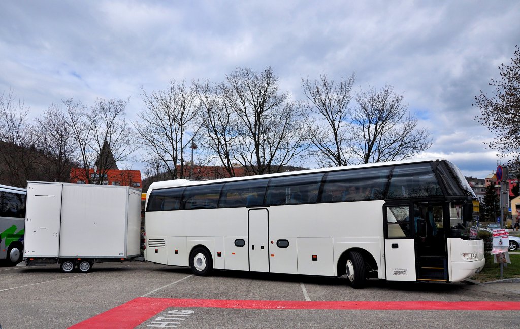 NEOPLAN CITYLINER aus der BRD mit Radhnger am 14.4.2013 in Krems an der Donau.