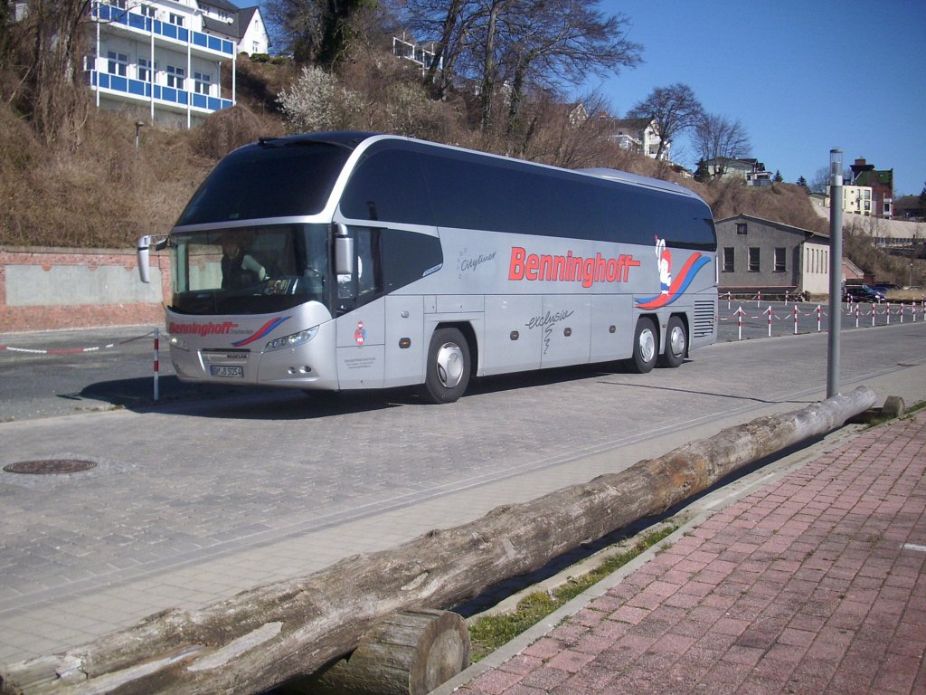 Neoplan Cityliner von Benninghoff im Sassnitzer Stadthafen.