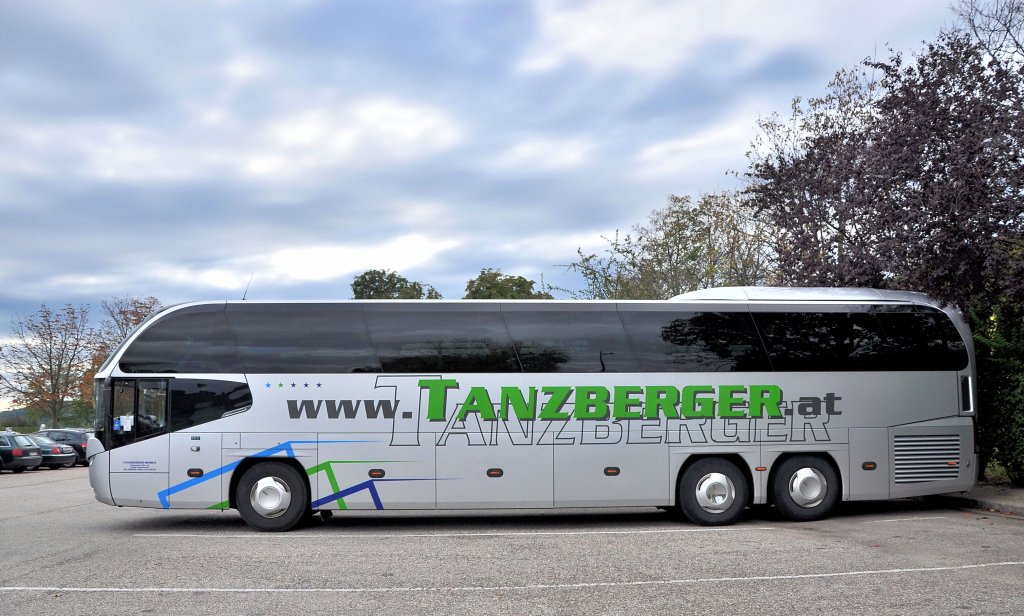 NEOPLAN CITYLINER von TANZBERGER Reisen aus sterreich am 27.9.2012 in Krems an der Donau.