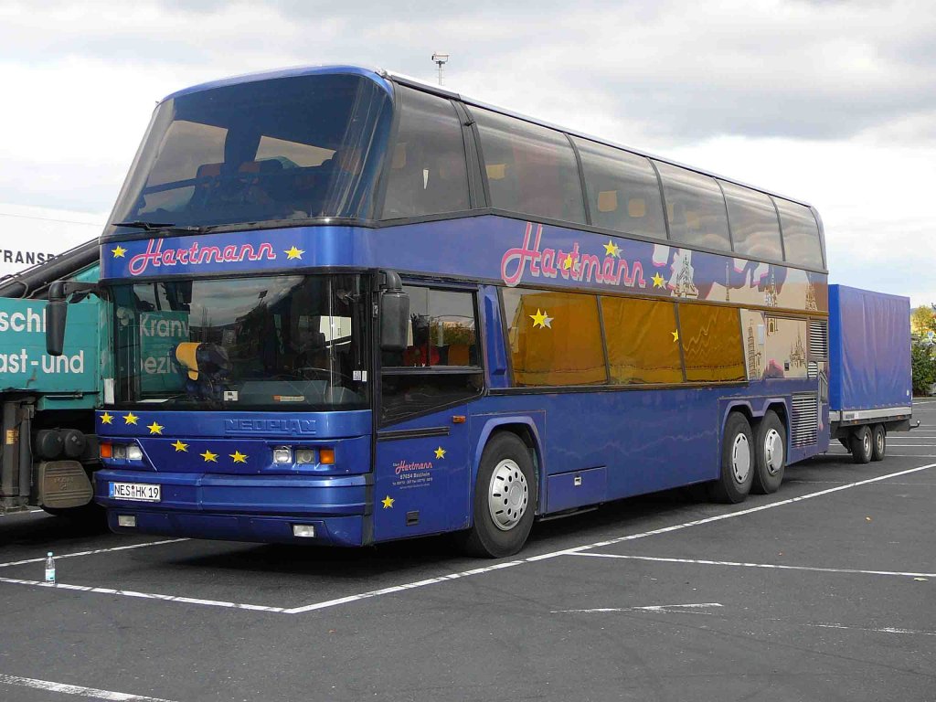 Neoplan des Busunternehmens  Hartmann  steht auf dem Autohof Werneck, 14.10.2009

