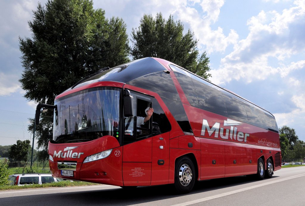 NEOPLAN STARLINER von MLLER Reisen aus der BRD am 13.7.2013 in Krems an der Donau.Grafik von diesem Bus auf www.bus-bahn-truck.at