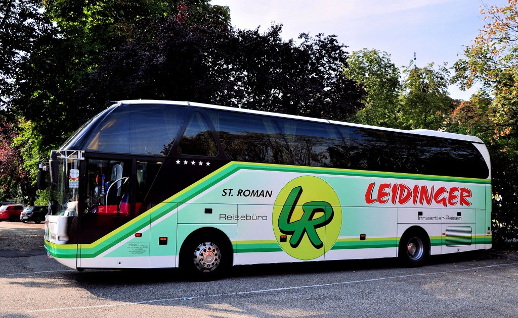 NEOPLAN STARLINER vom Reisebro LEIDINGER aus sterreich am 23.9.2012 in Krems gesehen. 