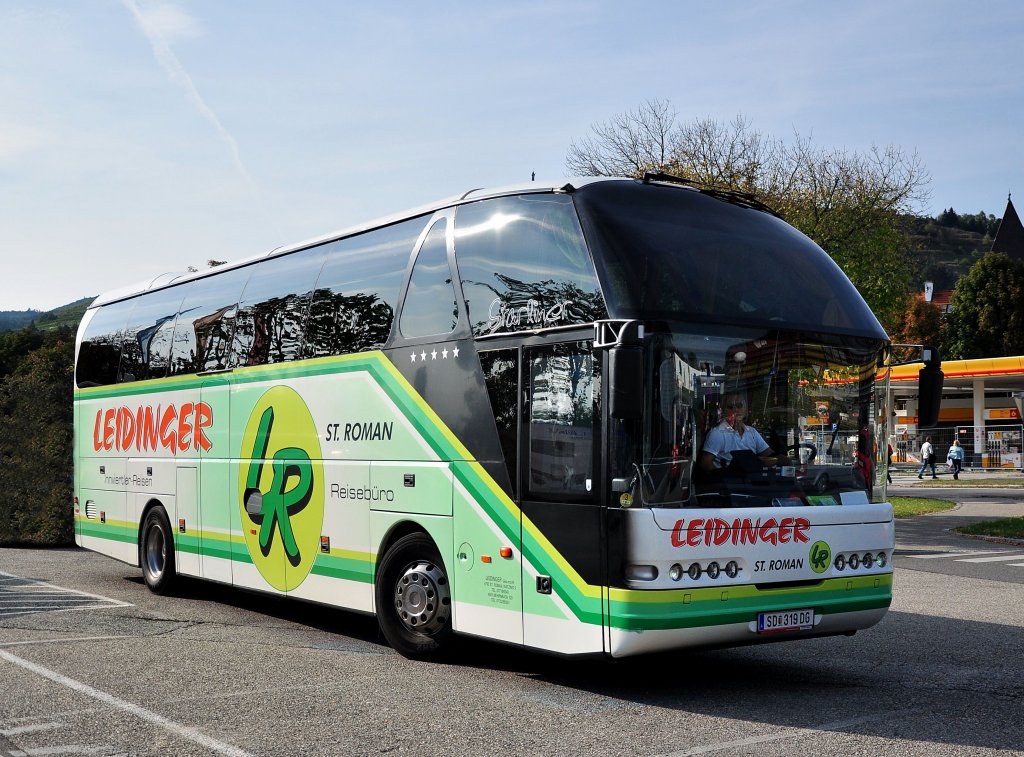 NEOPLAN STARLINER vom Reisebro LEIDINGER aus sterreich am 23.9.2012 in Krems gesehen. 