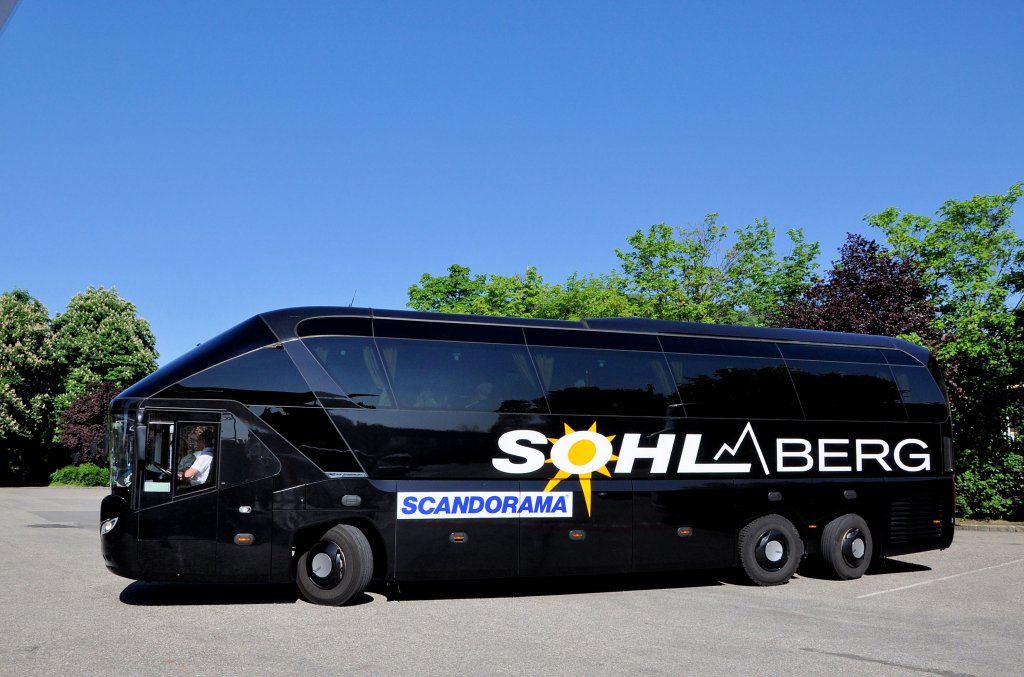 NEOPLAN STARLINER von SOHLBERG aus Schweden am 15.5.2013 in Krems an der Donau.