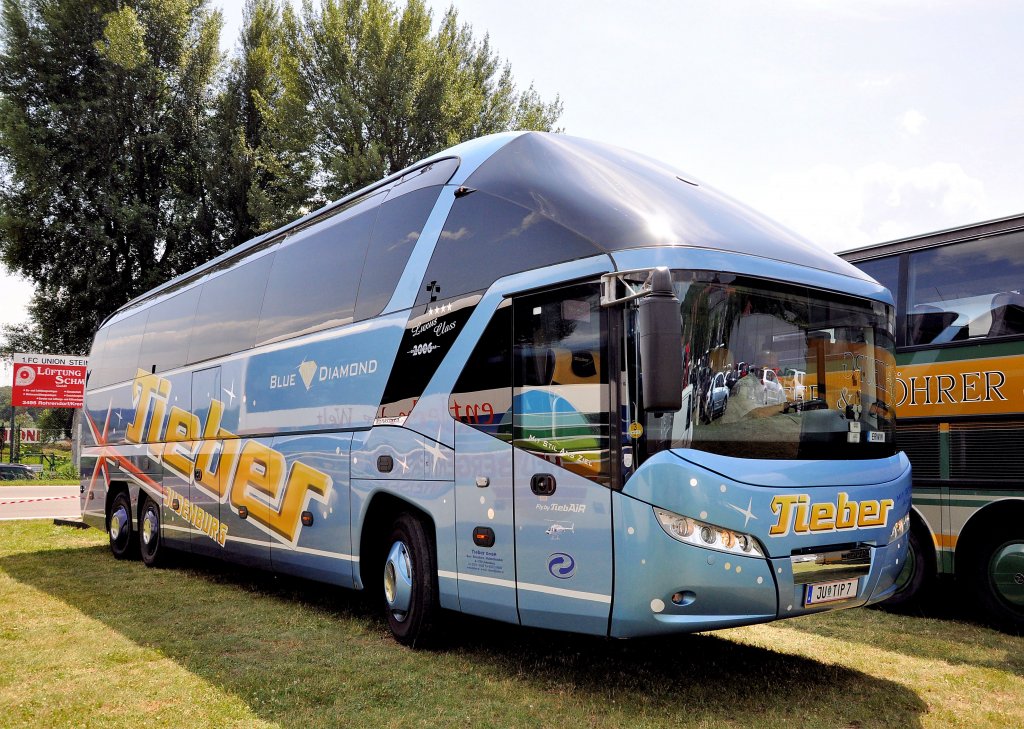 NEOPLAN STARLINER von TIEBER Reisen aus der Steiermark/sterreich am 13.7.2013 in Krems an der Donau.Viele neue Grafiken von Bussen auf meiner Website unter www.bus-bahn-truck.at