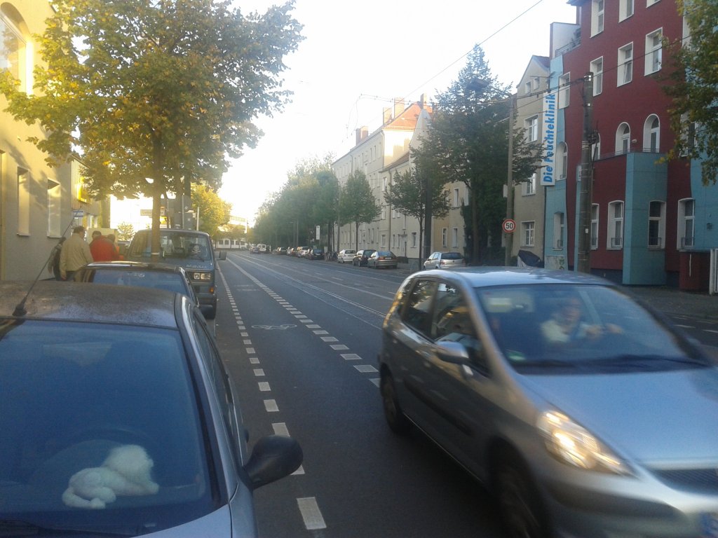 Neuer Schutzstreifen für Radfahrer in der Seelenbinderstraße in Köpenick. Spätestens, wenn hier eine Straßenbahn fährt, wird dieser Streifen regelmäßig von Pkw mitgenutzt, z.B. um die Bahn zu überholen oder im Haltestellenbereich vorbeizufahren. Und während ohne Schutzstreifen der Überholabstand ggü. Radfahrern ca 1,50 Meter betragen sollte, ist nun das Nahüberholen gesetzlich erlaubt und das zu weit rechte Fahren (im Türöffnungsbereich parkender Pkw) von Radfahrern erwünscht. Dass der Schutzstreifen irgendwann in einen Parkstreifen übergeht, muss nicht extra erwähnt werden. Sicherheit geht eben vor. 30.9.2012