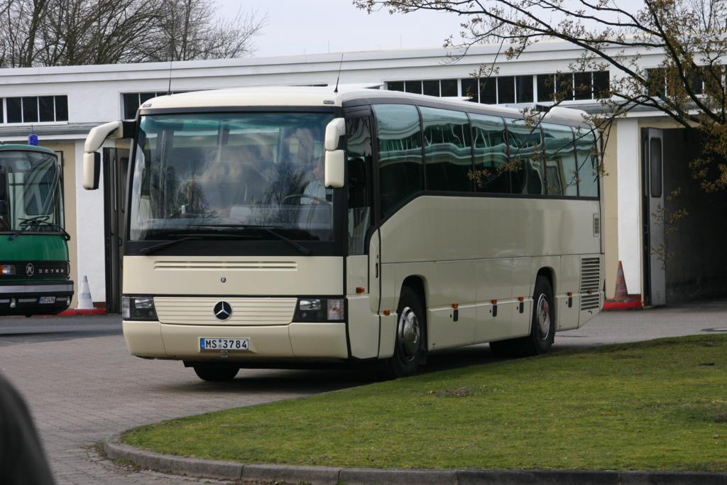 Neutral in wei
Mercedes Bus, Typ mir nicht bekannt, der Polizei in Mnster
14.3.2007.