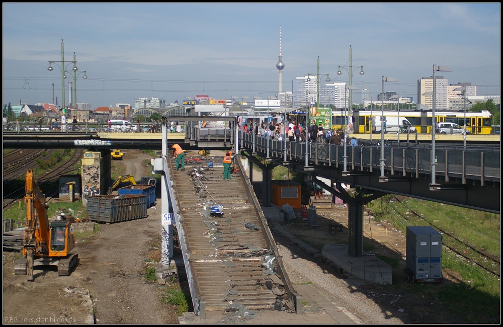 Nicht viel ist brig geblieben von der Fugngertreppe zu dem mittlerem Bahnsteig, der inzwischen auch schon fast abgetragen ist (Baustelle S-Bahnhof Berlin Warschauer Strae 10.05.2011)