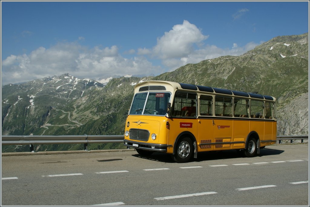 Noch ein zweiter Postauto-Oldie stand am 5. August 2013 beim Rohnegletscher. 
