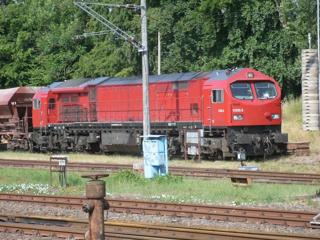 Noch ist die hvle V330.5 rot und trgt noch nicht die hvle Farben,so kam der Tiger, am 27.Juli 2013,in Bergen/Rgen an.