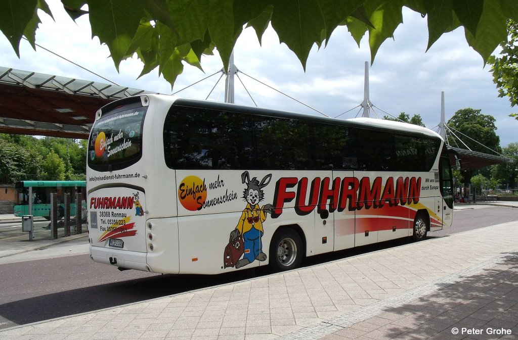 Nochmals von hinten, mit dem Hasen als Maskottchen der Firma:
Reisebus Neoplan Tourliner, Reisedienst Fuhrmann aus Rennau, fotografiert am ZOB beim Hbf. Magdeburg am 23.6.2012