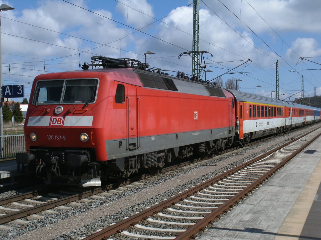 Nur von Binz bis Stralsund bespannte 120 137,am 28.April 2013 den EC 379 Binz-Brno.Hier beim Halt in Bergen/Rgen.