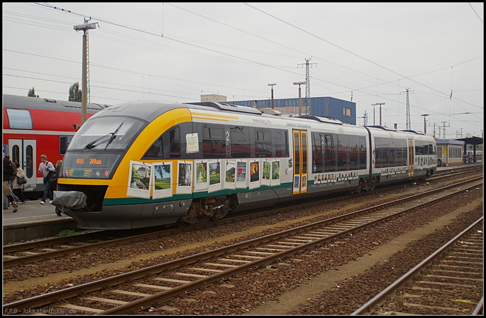 ODEG 642 415-3  Lausitzer Lieblingspltze  kam als OE65 aus Zittau und wird gleich wieder zurckfahren. Der Triebwagen zeigt eine Reihe von Lausitzer Fotomotiven. Die Bilder wurden bei einem Fotowettbewerb von Fahrgsten gemacht (NVR-Nummer 95 80 0642 415-3 D-ODEG, gesehen Cottbus 05.10.2010)