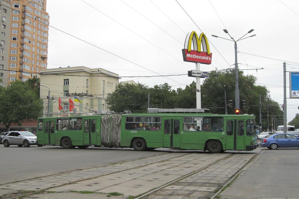 Odessa 5.9.2009 
Mc Donalds ist berall. Der alte und recht desolat ausschauende Gliederbus
passt eigentlich gar nicht mehr zu dieser neuzeitlichen Reklame.