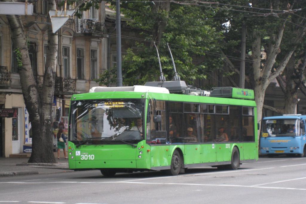 Odessa 5.9.2009
Nur wenige Trolleybusse haben im Stadtbild ein schon so modernes Aussehen.
Der Hersteller ist mir leider nicht bekannt. Der Bus hat fast den Hauptbahnhof
in Odessa erreicht.