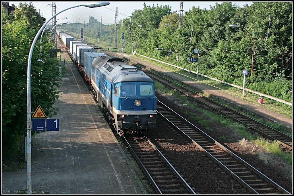 OHE D 06 mit Containerzug auf das Dach geschaut (gesehen Wustermark-Priort 10.06.2010)