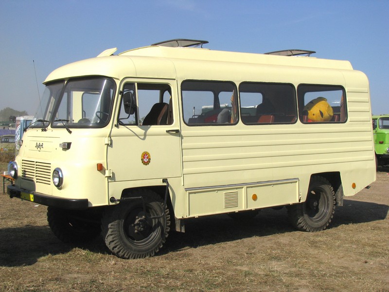 Omnibus ROBUR LD 3001 der ehem. Gesellschaft fr Sport und Technik [GST] aus dem Bezirk Potsdam beim 6. groe TATRA-Treffen Seehausen/Altmark [20.09.2009]
