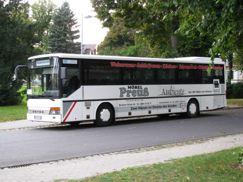 Omnibus SETRA ... aus dem Landkreis Mecklenburg-Strelitz am ZOB in Grevesmhlen, von der DB AG zum SEV eingesetzt, wegen Bauarbeiten auf der KBS 175, Steckenabschnitt Grevesmhlen - Bad Kleinen, Grevesmhlen [20.09.2008] 