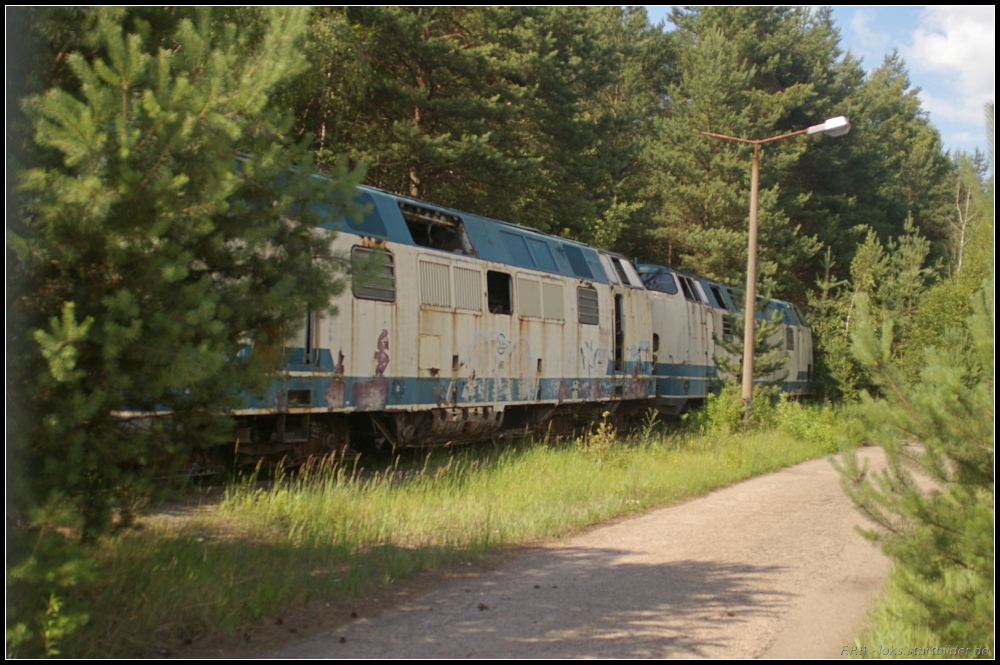 OSE 423 steht mit einer Schwestermaschine etwas abseits und verdeckt auf dem Gelnde des Bahnwerks. Wie alle 20 nach Griechenland verkauften Loks haben auch diese beiden eine sehr bewegte Geschichte erlebt. Inzwischen dienen die von der PEG zurckgekauften Loks zum grten Teil als Teilespender zum Aufarbeiten der wenigen verbliebenen Loks der Baureihe V200.1 (gesehen NETINERA Bahnwerk Neustrelitz 17.06.2011)